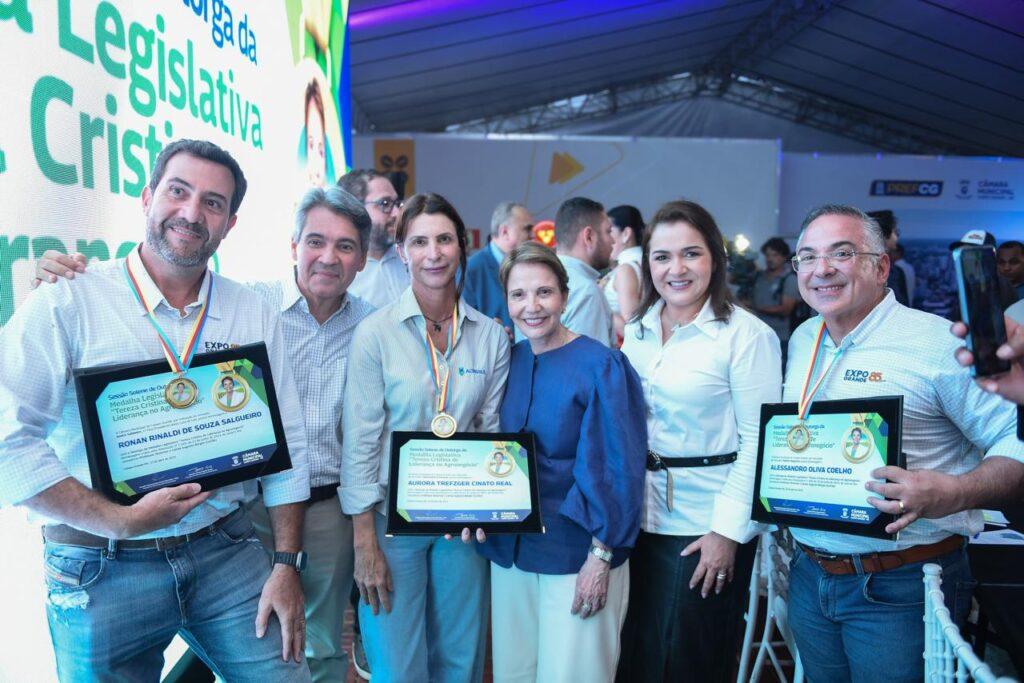 Prefeita Adriane Lopes participa de solenidade da Câmara que homenageou lideranças do agronegócio.