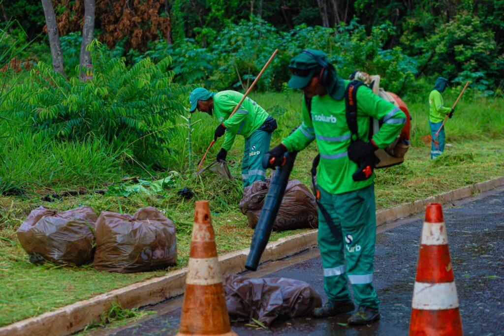 Frentes de trabalho agilizam serviços de limpeza e manutenção de áreas públicas. Frentes de trabalho agilizam serviços de limpeza e manutenção de áreas públicas.