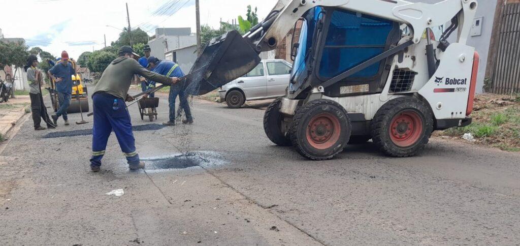Força-tarefa da Prefeitura mantém ritmo intenso no tapa-buracos. Força-tarefa da Prefeitura mantém ritmo intenso no tapa-buracos.