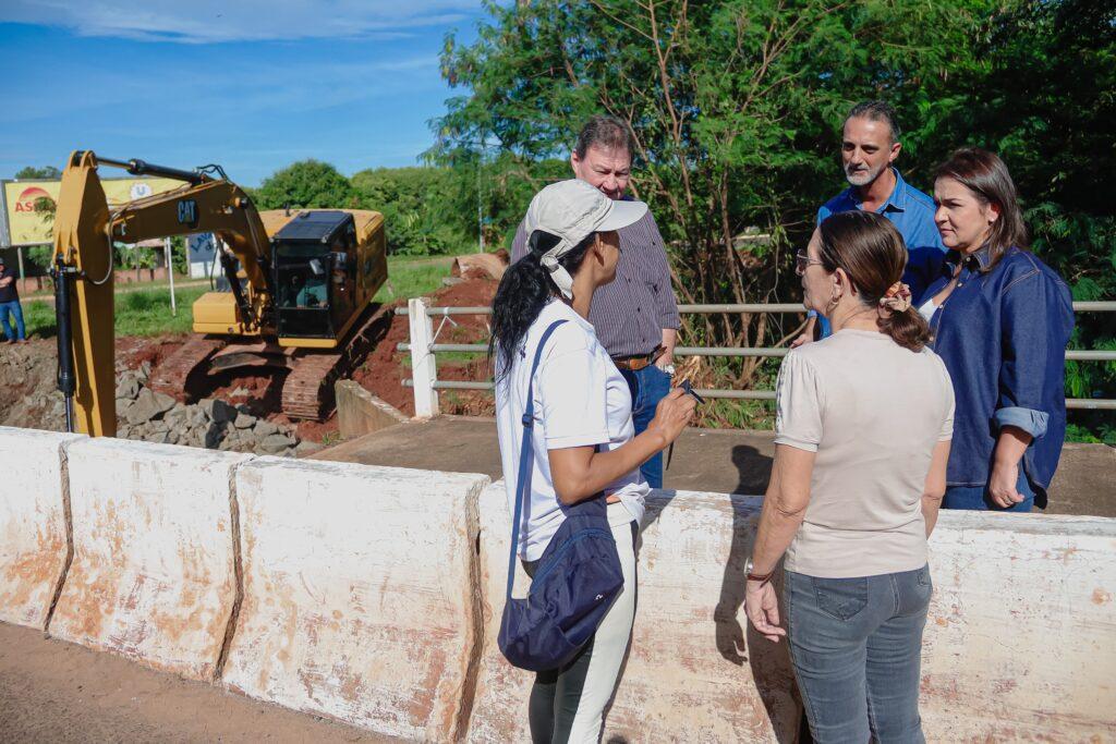 Prefeita Adriane Lopes acompanha ações para conter erosões causadas pelas chuvas em Campo Grande.