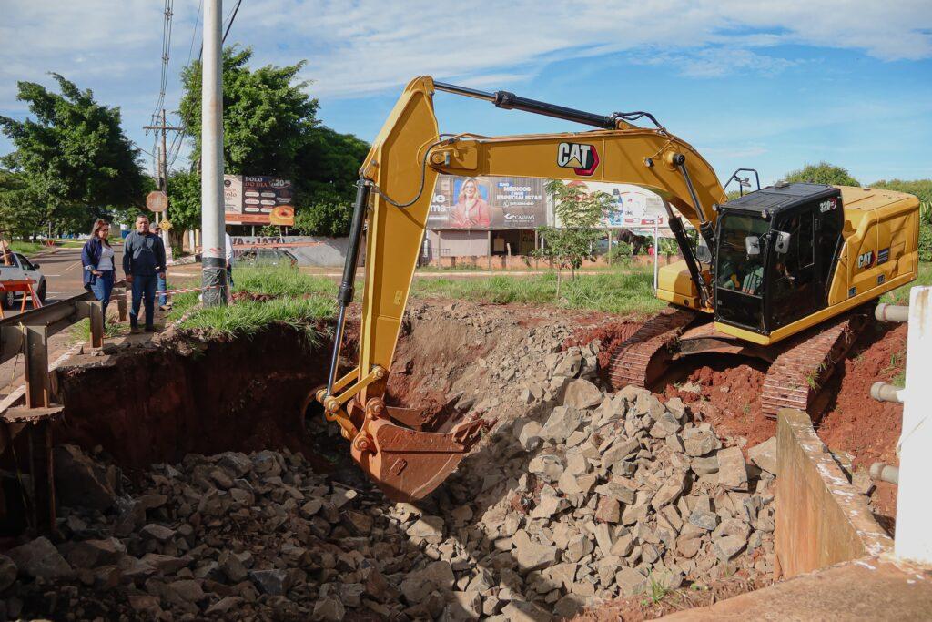 Prefeita Adriane Lopes acompanha ações para conter erosões causadas pelas chuvas em Campo Grande.