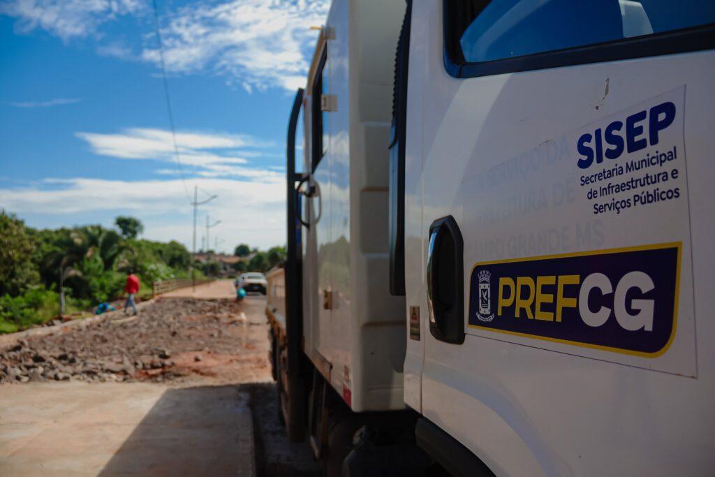 Prefeita Adriane Lopes acompanha ações para conter erosões causadas pelas chuvas em Campo Grande.