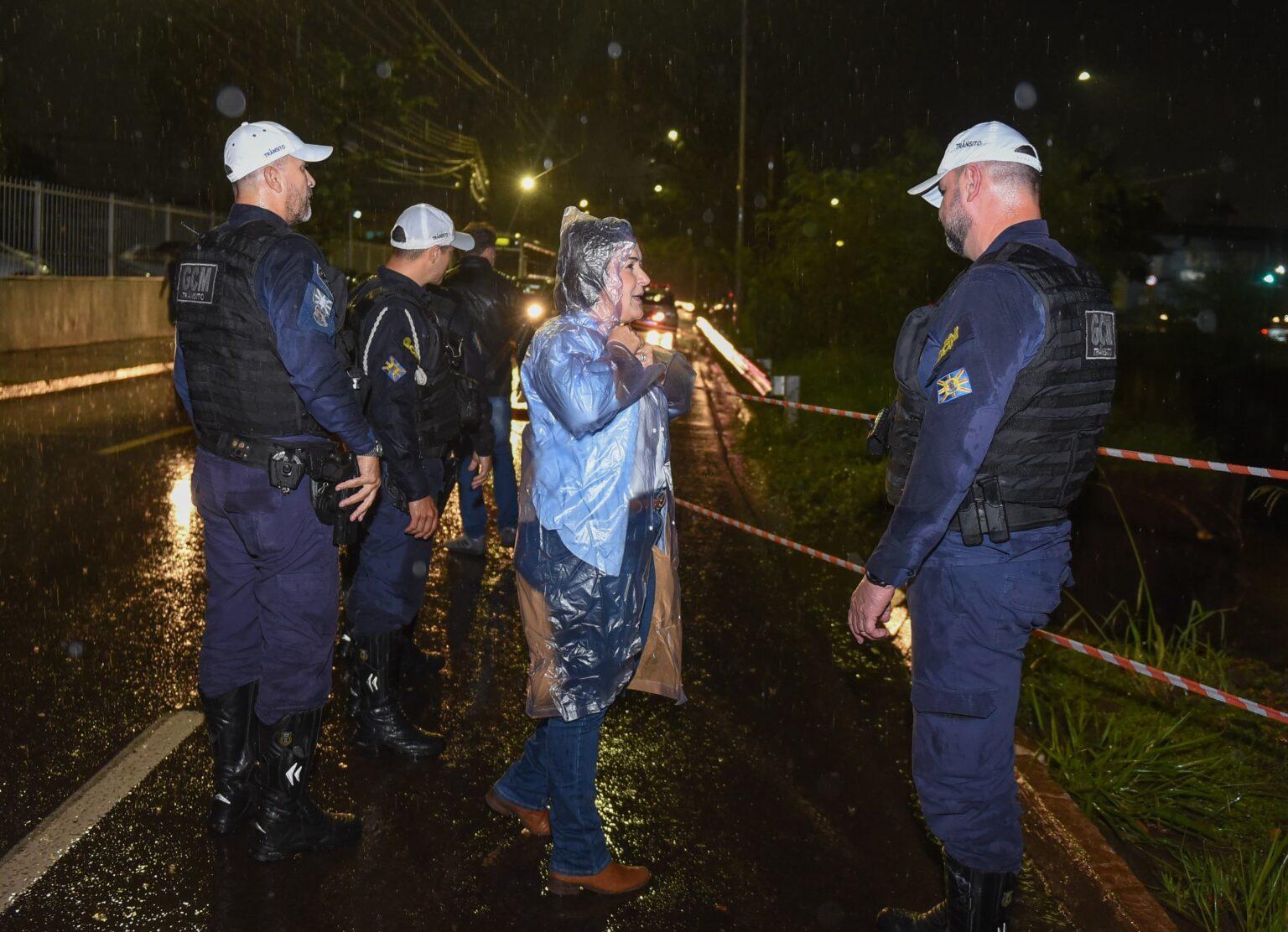 Prefeita Adriane Lopes da Capital percorre pontos críticos após Campo Grande registrar 68 milímetros de chuva em poucas horas. Prefeita Adriane Lopes da Capital percorre pontos críticos após Campo Grande registrar 68 milímetros de chuva em poucas horas.