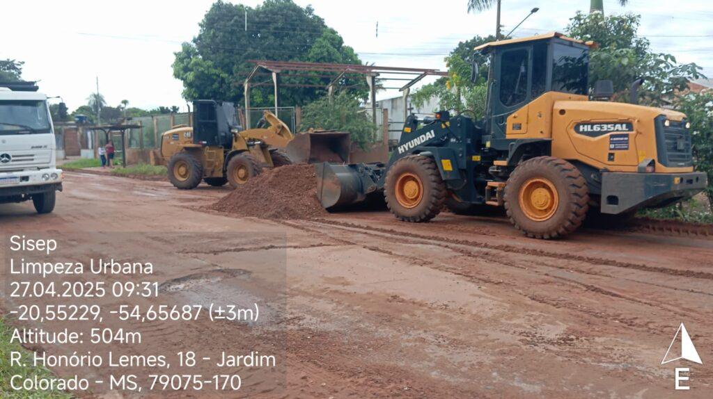 Equipes da Prefeitura atuam no domingo para limpar ruas afetadas pelas chuvas.