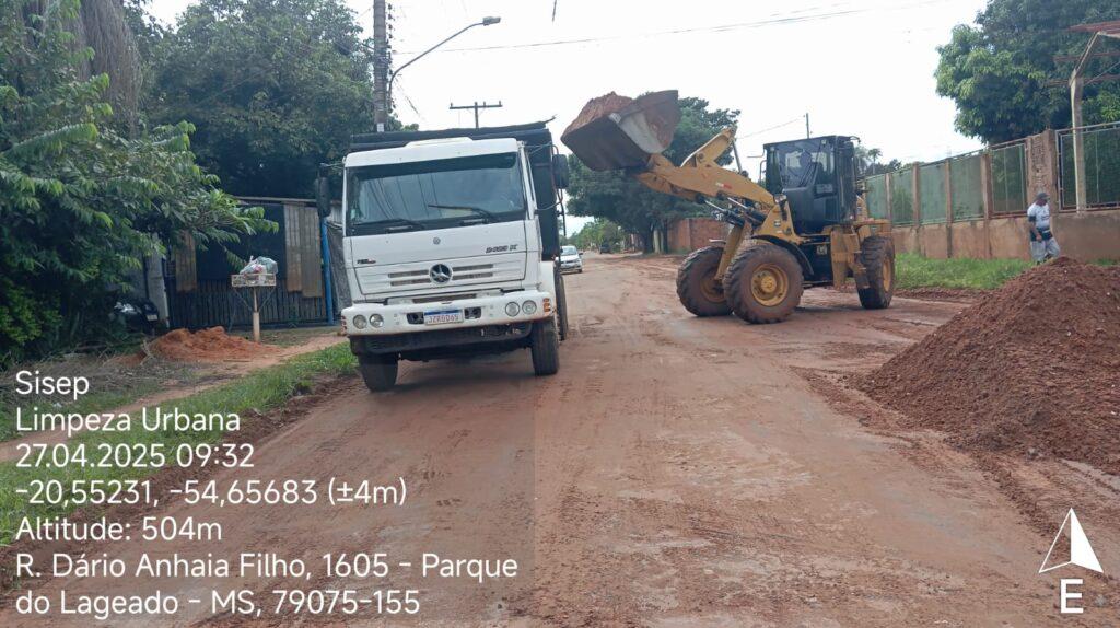 Equipes da Prefeitura atuam no domingo para limpar ruas afetadas pelas chuvas.