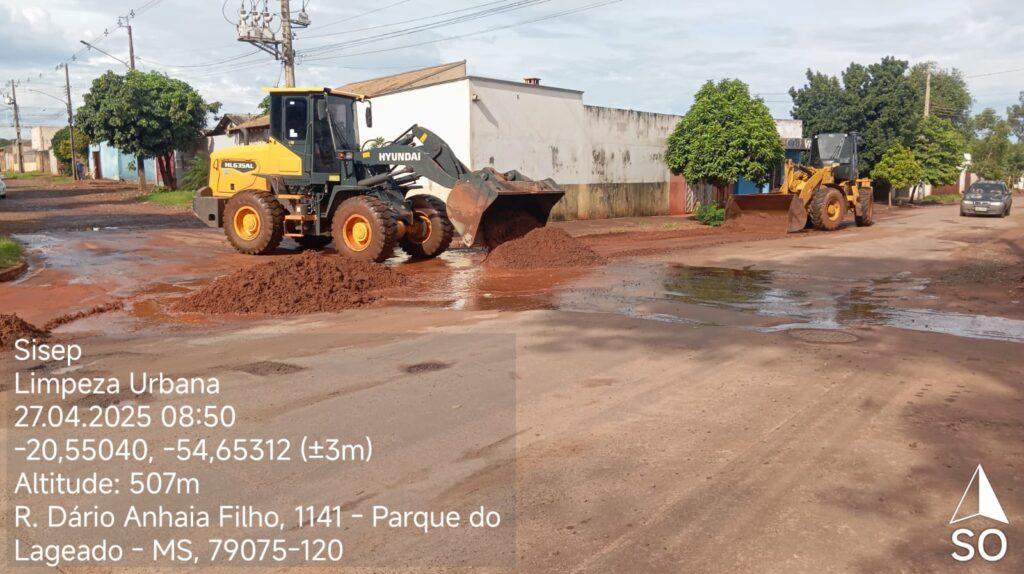 Equipes da Prefeitura atuam no domingo para limpar ruas afetadas pelas chuvas.
