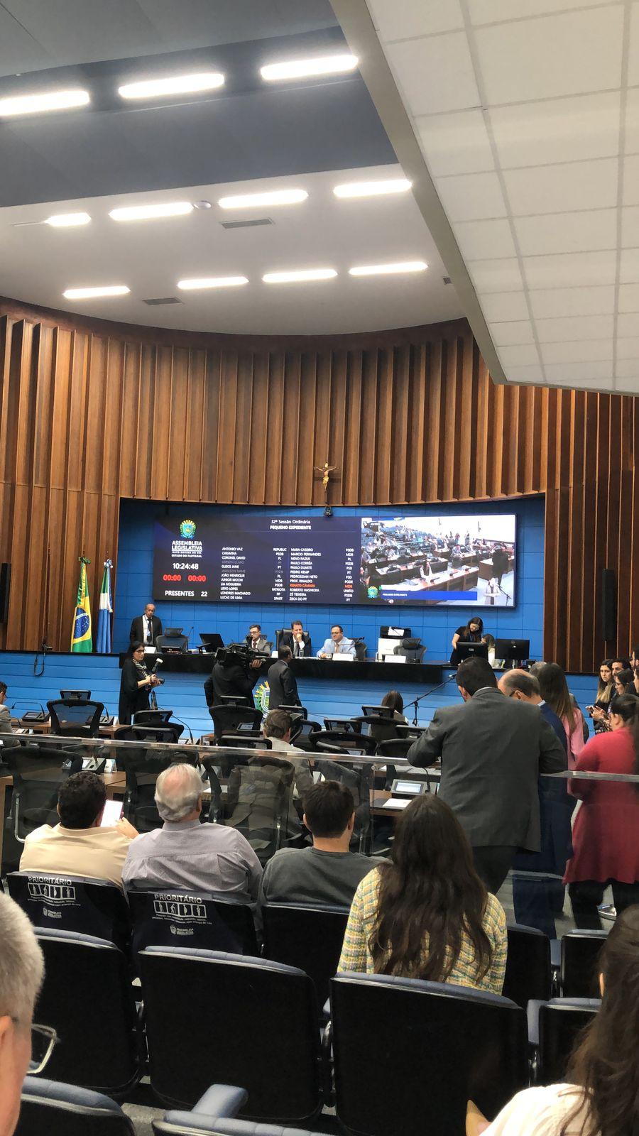 Manifestação do MST gera discussão entre deputados e sessão na Assembleia é suspensa. Manifestação do MST gera discussão entre deputados e sessão na Assembleia é suspensa.