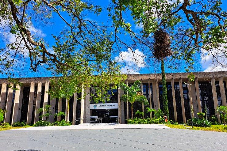 Ato da Presidência declara ponto facultativo na ALEMS na quinta-feira. Ato da Presidência declara ponto facultativo na ALEMS na quinta-feira.