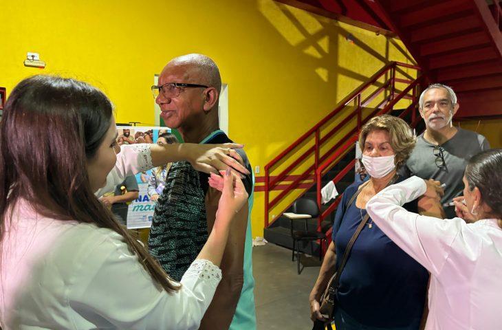 Dia da Saúde: campo-grandenses aderem ao drive da vacinação e impulsionam imunização contra a Influenza. Dia da Saúde: campo-grandenses aderem ao drive da vacinação e impulsionam imunização contra a Influenza.