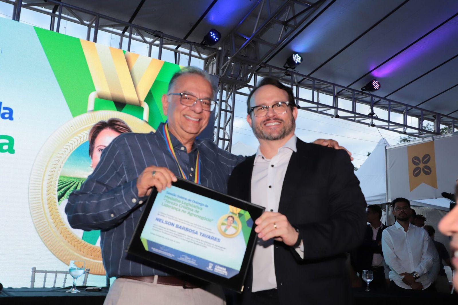 Dr. Lívio homenageia produtor rural Nelson Tavares com Medalha Tereza Cristina.