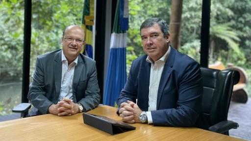O Governador Eduardo Riedel se licencia do cargo por oito dias e Barbosinha assumirá o governo. O Governador Eduardo Riedel se licencia do cargo por oito dias e Barbosinha assumirá o governo.