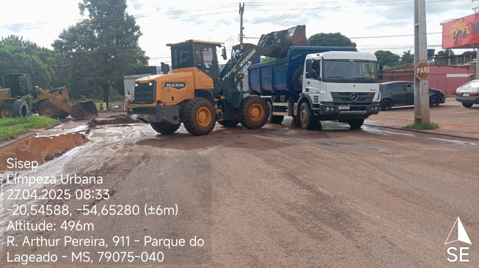 Equipes da Prefeitura atuam no domingo para limpar ruas afetadas pelas chuvas.