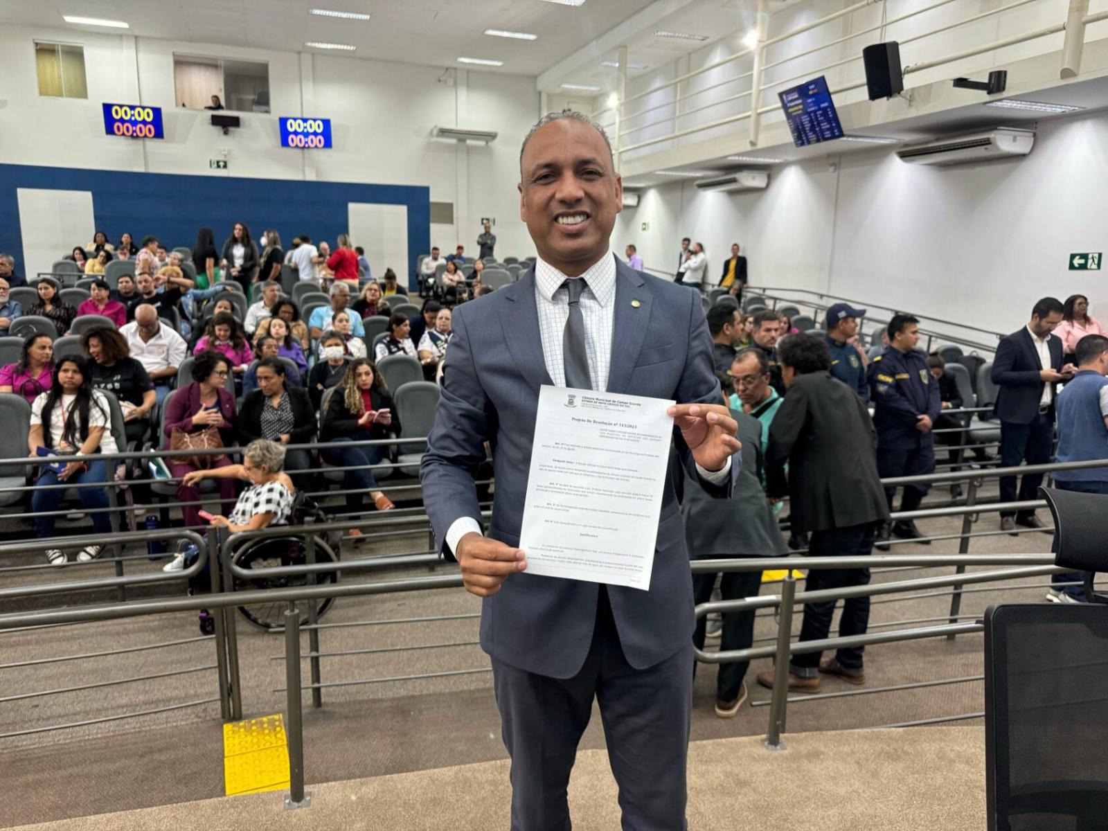 Junior Coringa solicita melhorias urgentes para bairros afetados por ruas em más condições.