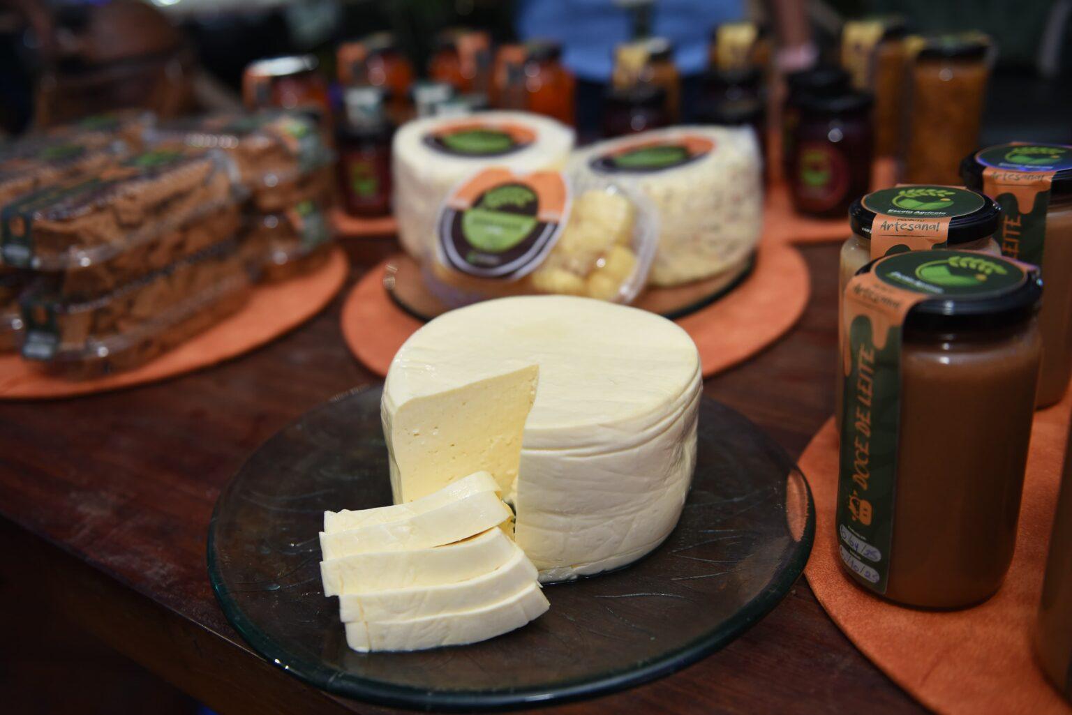 Lançamento da 8ª Festa do Queijo atrai público com degustação e movimenta produtores locais.