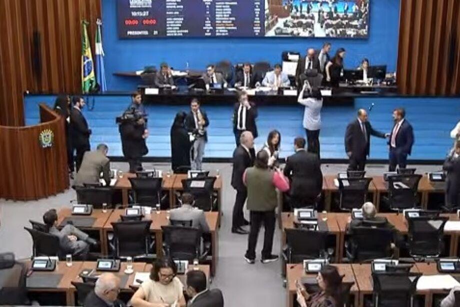 Manifestação do MST gera discussão entre deputados e sessão na Assembleia é suspensa. Manifestação do MST gera discussão entre deputados e sessão na Assembleia é suspensa.