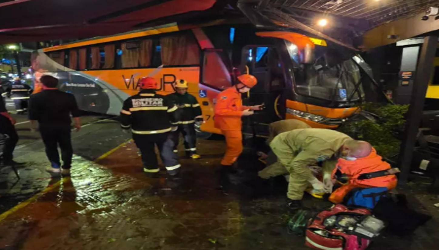 Ônibus de turismo invade calçada do bar Café Mostarda na Avenida Afonso Pena. Ônibus de turismo invade calçada do bar Café Mostarda na Avenida Afonso Pena.