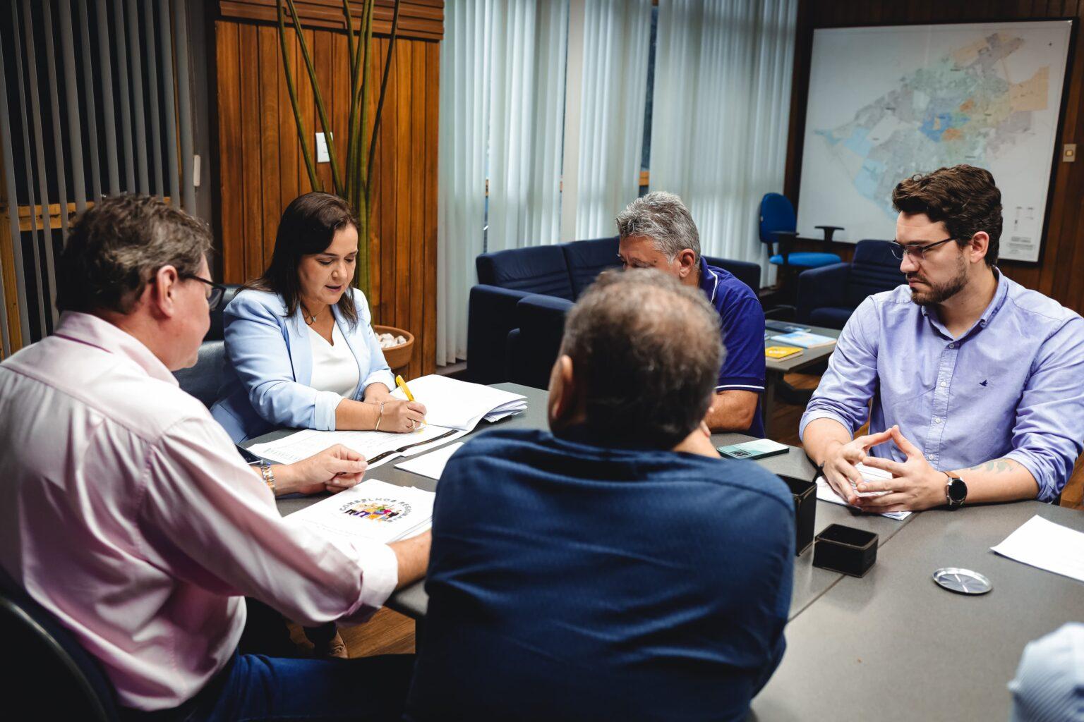 Prefeita Adriane leva gabinete itinerante à Sisep e reforça ritmo das obras na cidade.