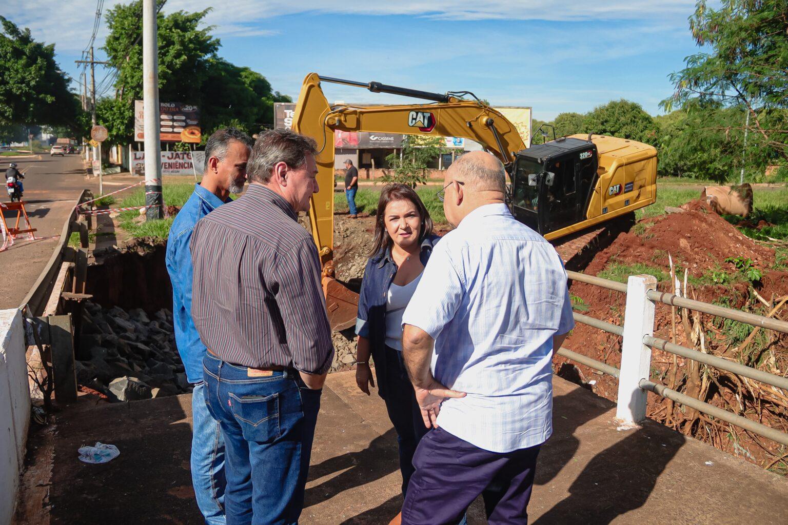 Prefeita Adriane Lopes acompanha ações para conter erosões causadas pelas chuvas em Campo Grande.