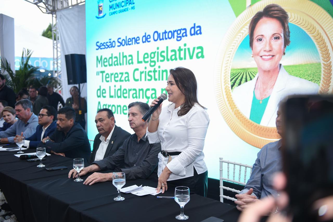 Prefeita Adriane Lopes participa de solenidade da Câmara que homenageou lideranças do agronegócio.