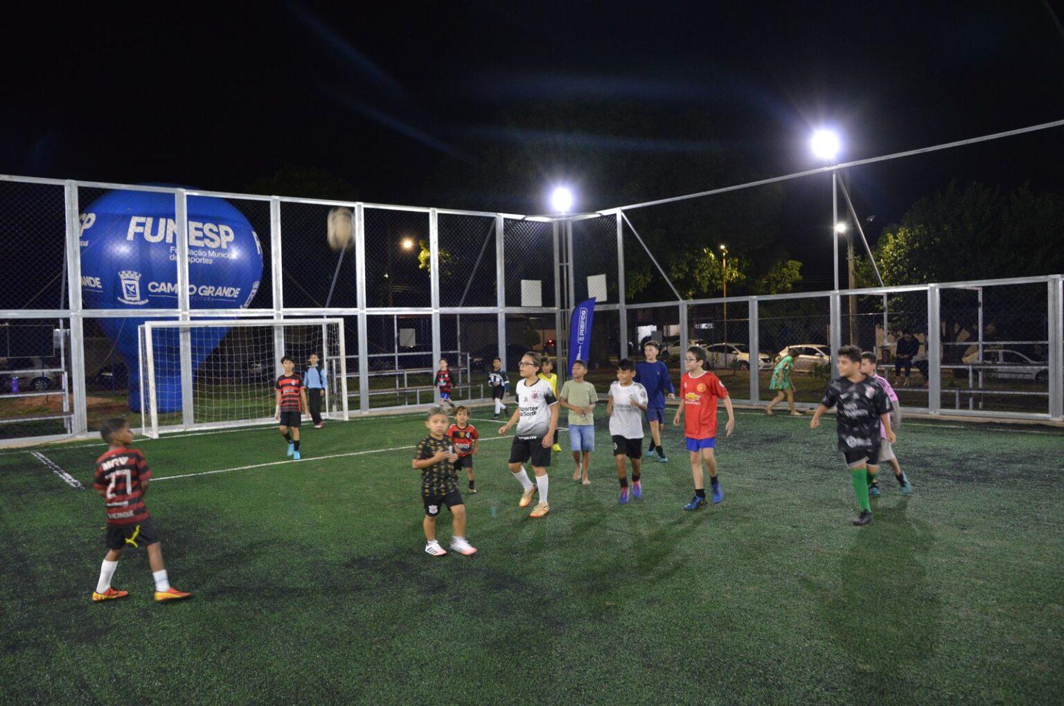 Prefeitura entrega arena esportiva com grama sintética no Coophatrabalho.