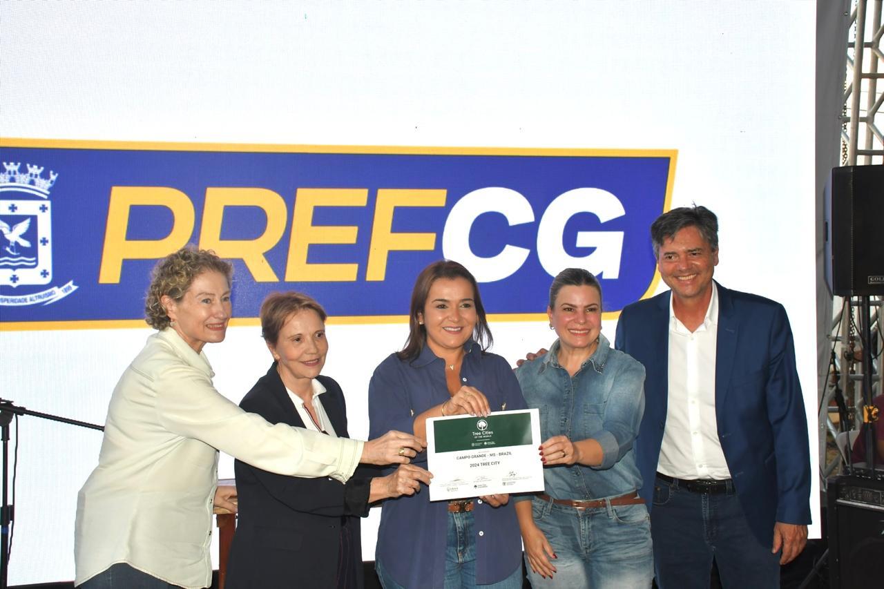 Prefeitura entrega licenças ambientais e assina termos de compromisso, garantindo mais de 240 empregos.