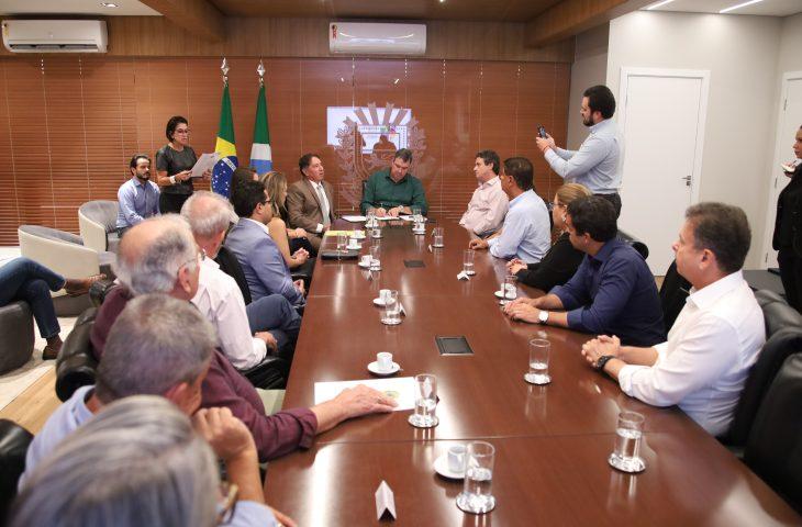 R$ 25 mi da bancada: Governador cobra mudança estrutural e no modelo de gestão da Santa Casa. R$ 25 mi da bancada: Governador cobra mudança estrutural e no modelo de gestão da Santa Casa.