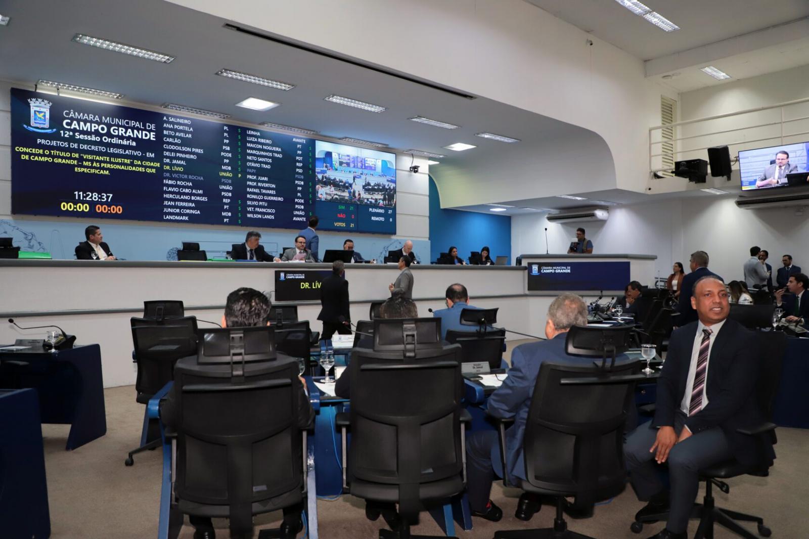 Vereadores votam três projetos na sessão de terça-feira.