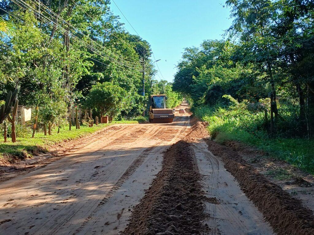 Prefeitura intensifica manutenção de vias não pavimentadas e reforça serviços de zeladoria.