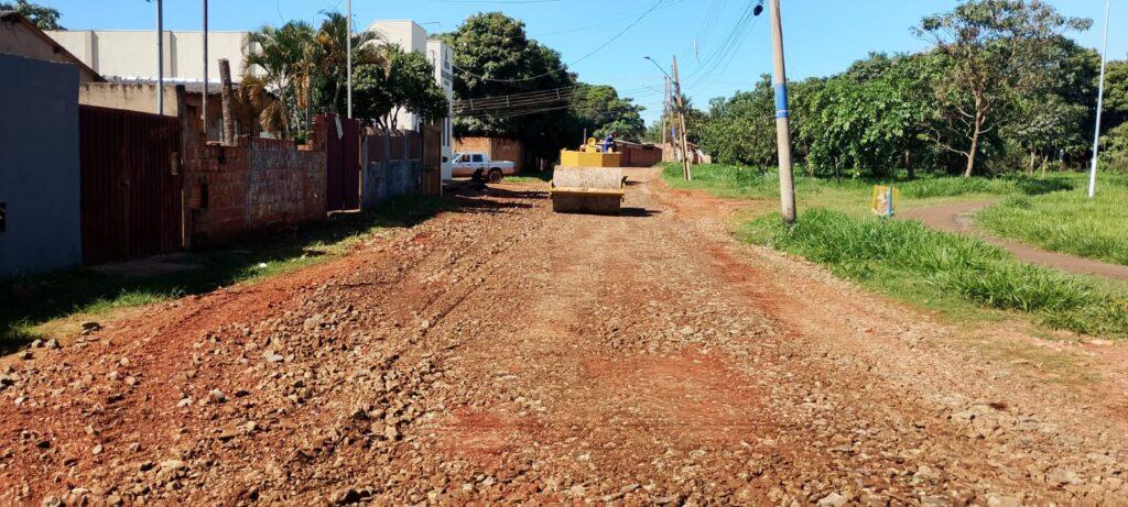 Prefeitura intensifica manutenção de vias não pavimentadas e reforça serviços de zeladoria.