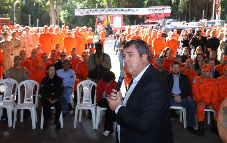 O Governador Eduardo Riedel de MS entrega viaturas e equipamentos para a Polícia Penal e para combater aos incêndios no Pantanal. O Governador Eduardo Riedel de MS entrega viaturas e equipamentos para a Polícia Penal e para combater aos incêndios no Pantanal.