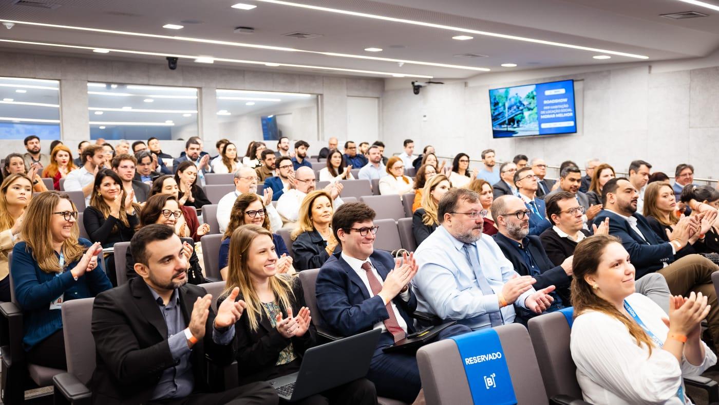 Prefeita Adriane apresenta em SP projeto inovador para ampliar acesso a 1,2 mil famílias na habitação social em Campo Grande.