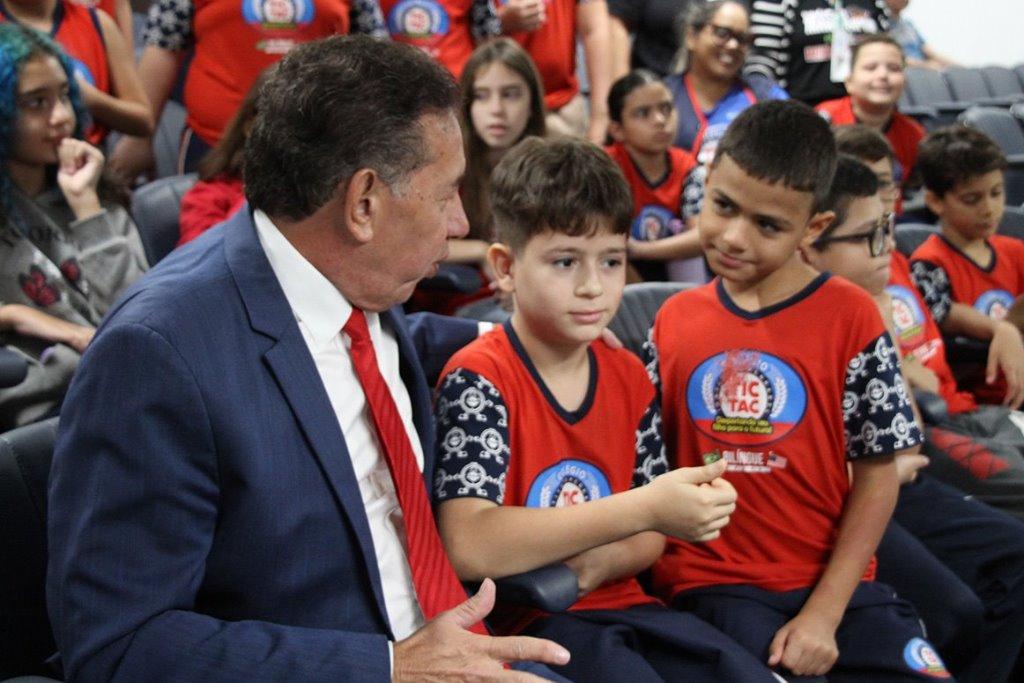 Após estudar separação dos Poderes, alunos visitam ALEMS para mais aprendizados.