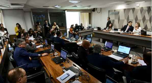 CCJ do Senado aprova fim da reeleição para prefeito, governador e presidente. CCJ do Senado aprova fim da reeleição para prefeito, governador e presidente.