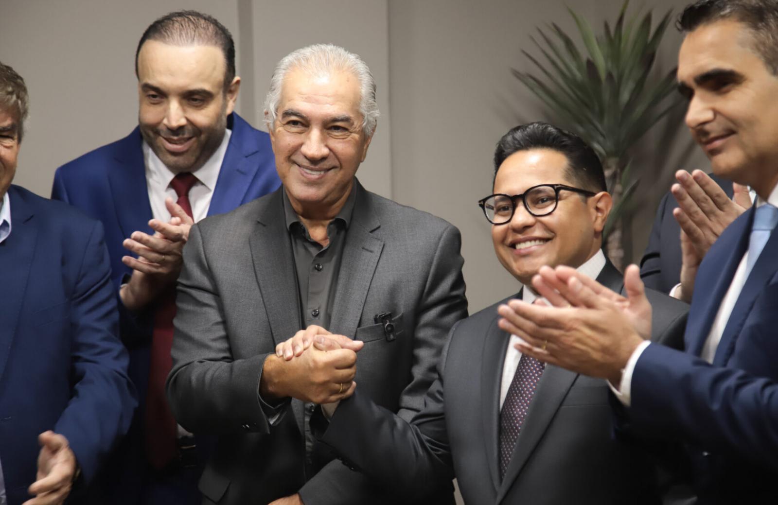 Ex-governador Reinaldo Azambuja visita a Câmara CG e debate desenvolvimento da Capital com vereadores. Ex-governador Reinaldo Azambuja visita a Câmara CG e debate desenvolvimento da Capital com vereadores.