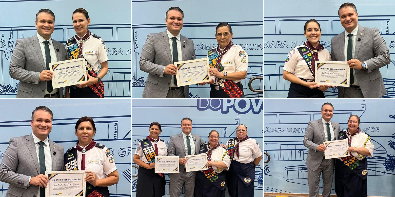 Leinha entrega moção a líderes do Clube de Aventureiros.