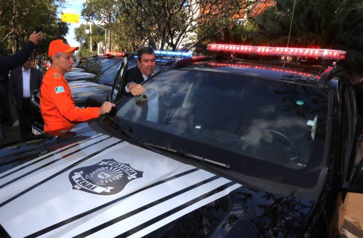 O Governador Eduardo Riedel de MS entrega viaturas e equipamentos para a Polícia Penal e para combater aos incêndios no Pantanal. O Governador Eduardo Riedel de MS entrega viaturas e equipamentos para a Polícia Penal e para combater aos incêndios no Pantanal.