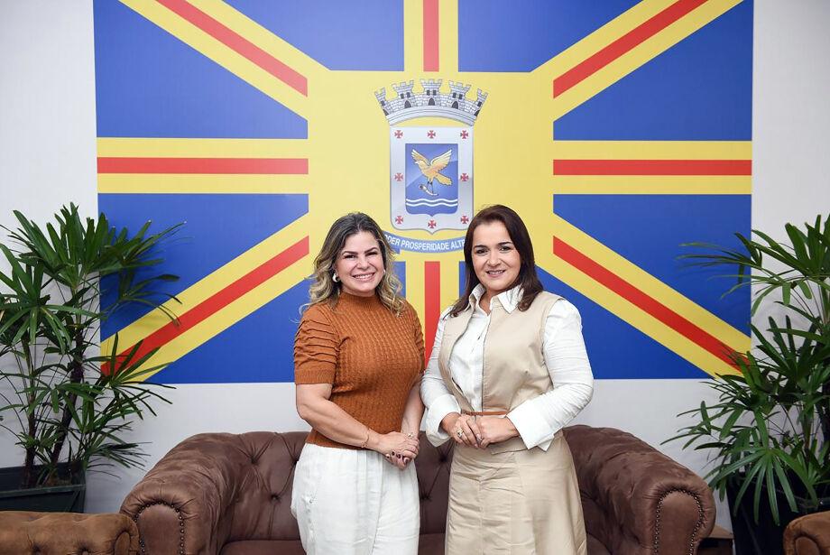 Por 5 votos a 2, TRE mantém mandato da prefeita Adriane Lopes e da sua  vice Camilla. Por 5 votos a 2, TRE mantém mandato da prefeita Adriane Lopes e da sua  vice Camilla.