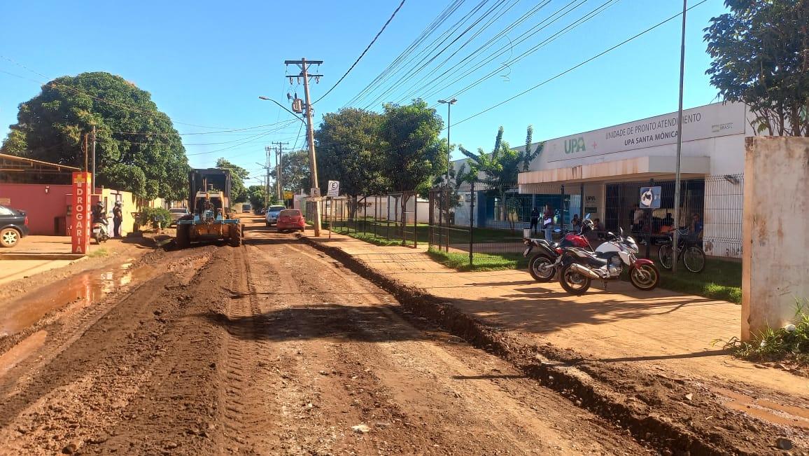 Prefeitura intensifica manutenção de vias não pavimentadas e reforça serviços de zeladoria.