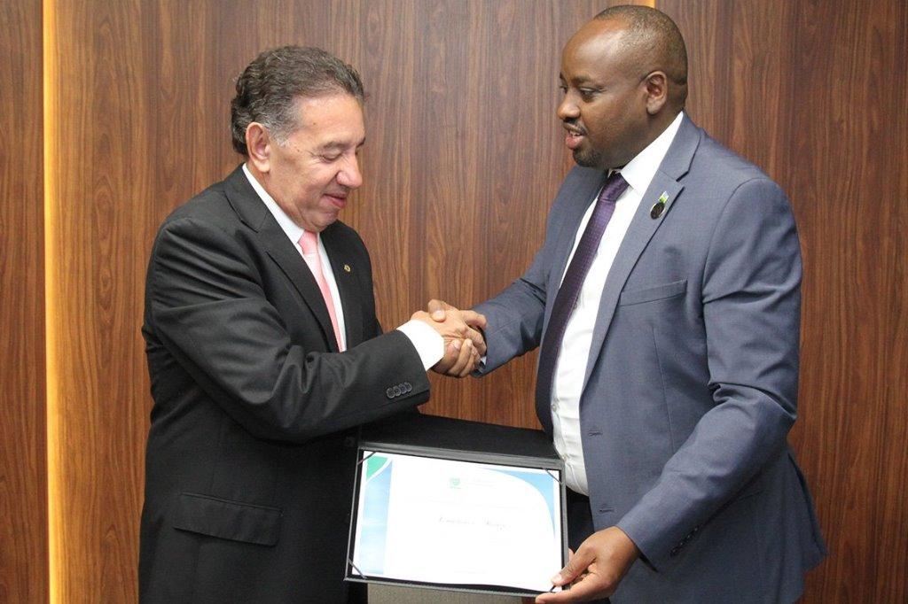 Presidente da ALEMS homenageia embaixador de Ruanda com diploma de Visitante Ilustre.