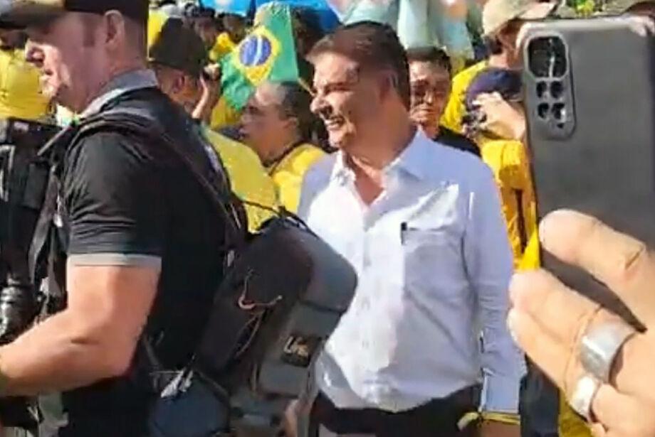 Senador Nelsinho Trad participa de ato pela anistia e se aproxima do ex-presidente Jair Messias Bolsonaro. Senador Nelsinho Trad participa de ato pela anistia e se aproxima do ex-presidente Jair Messias Bolsonaro.