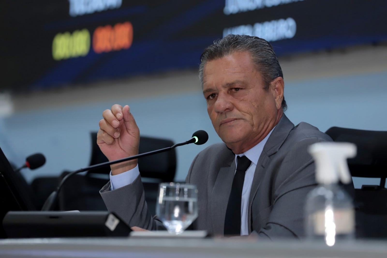 Vereador Delei Pinheiro solicita encascalhamento e patrolamento de ruas não asfaltadas no Jardim Noroeste.