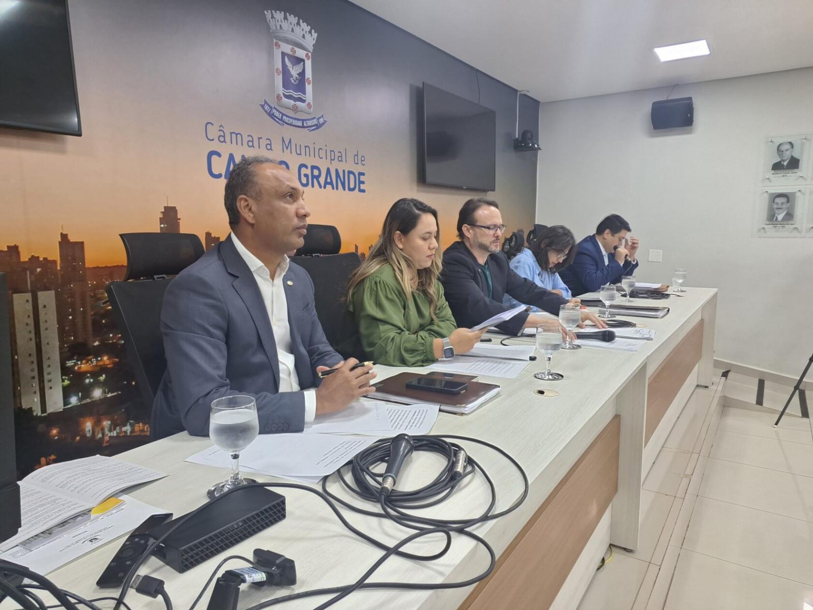 Vereador Junior Coringa se espanta com falta de estrutura da fiscalização contábil da Agereg e cobra reforço no setor.