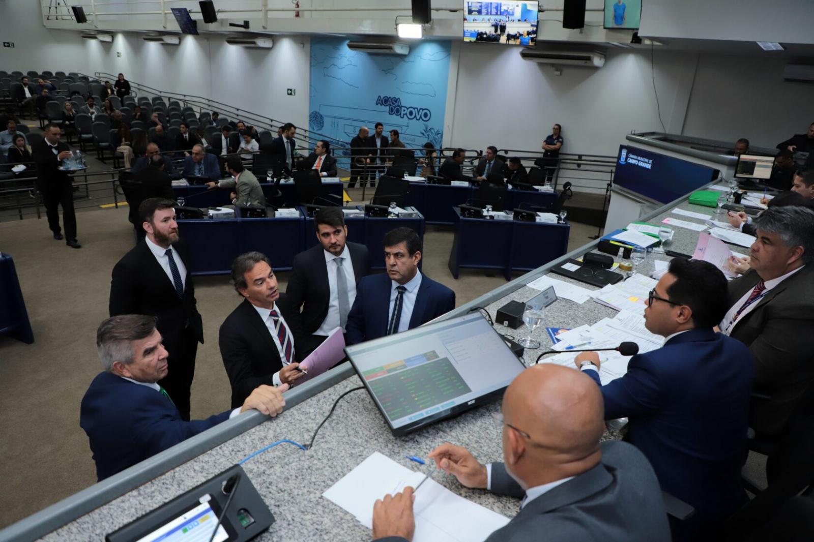 Vereadores votam parecer em projeto sobre gravações em escolas e mais 3 propostas.