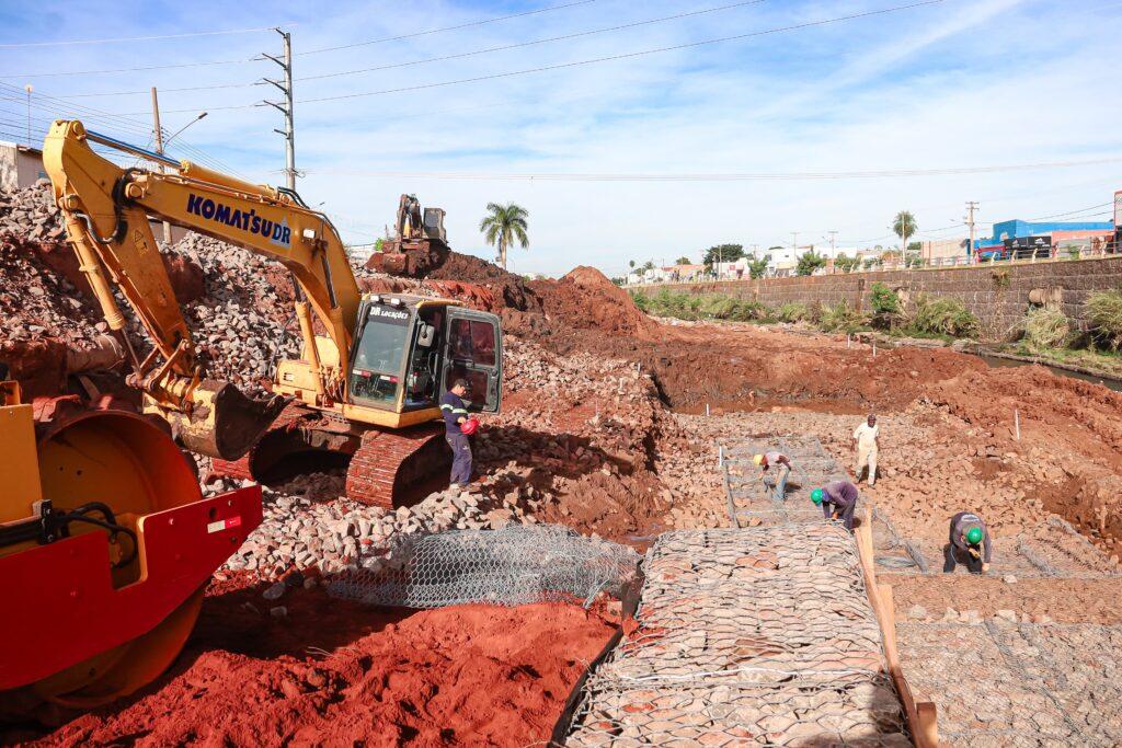 Prefeitura de Campo Grande avança com obras de contenção no Anhanduí e inicia nova etapa na Ernesto Geisel. Prefeitura de Campo Grande avança com obras de contenção no Anhanduí e inicia nova etapa na Ernesto Geisel.