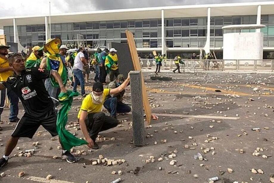 O ministro Alexandre de Moraes, do Supremo Tribunal Federal (STF), vota por condenar líder de acampamento golpista a 14 anos de prisão. O ministro Alexandre de Moraes, do Supremo Tribunal Federal (STF), vota por condenar líder de acampamento golpista a 14 anos de prisão.