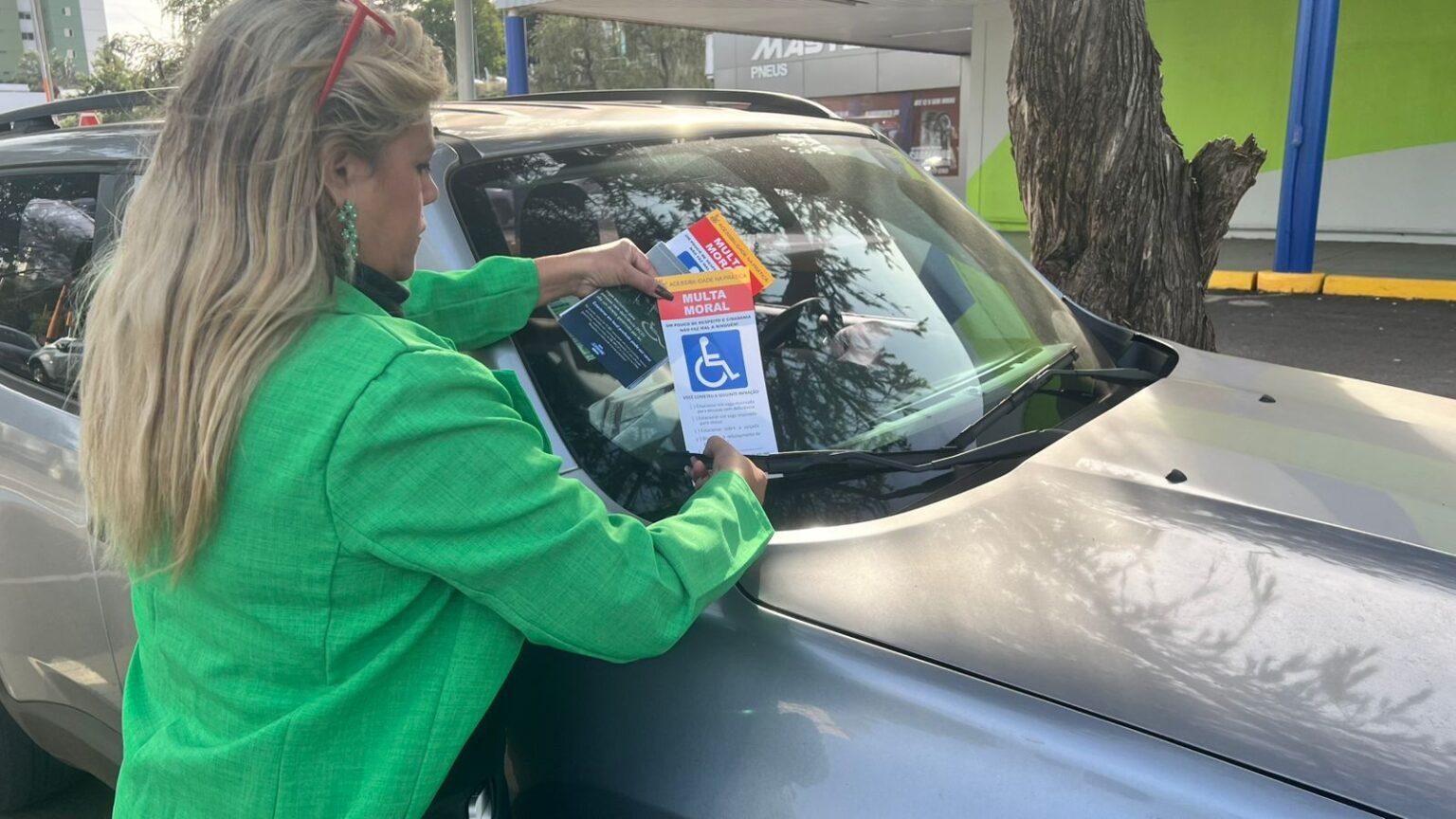 Ação da SAS em shopping aplica “Multa Moral” para conscientizar motoristas sobre vagas especiais.