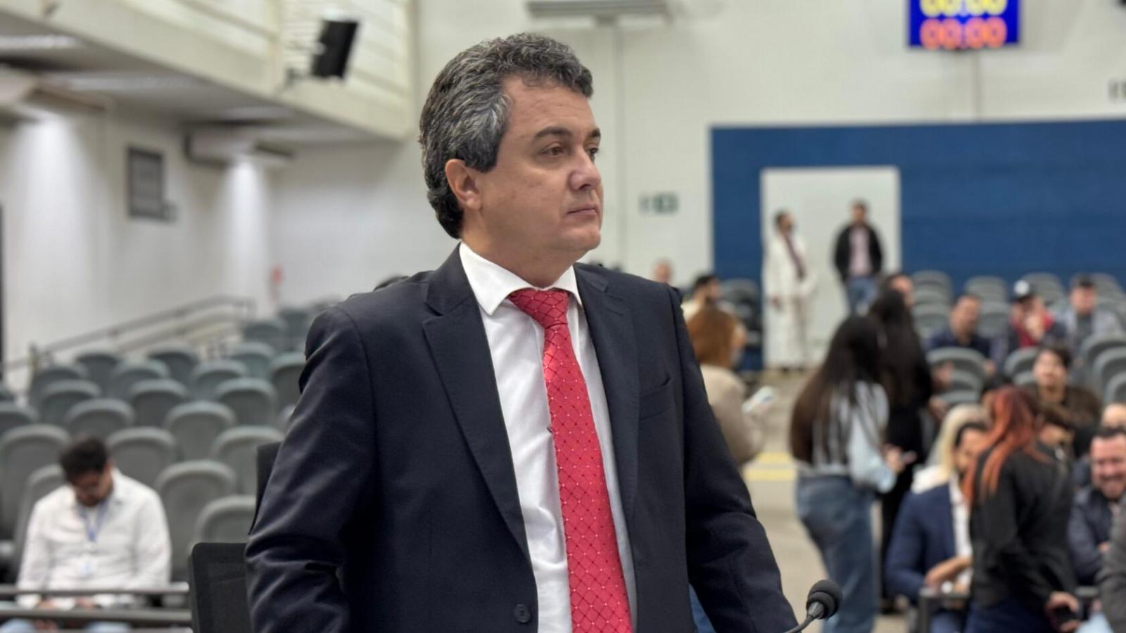 Câmara aprova projeto de Landmark que leva banho, higiene e acolhimento a quem mais precisa.