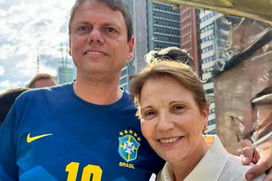 Com a Senadora Tereza Cristina cotada a ser vice, centro-direita quer induzir o ex presidente Jair Messias  Bolsonaro a apoiar o Governador de São Paulo Tarcísio. Com a Senadora Tereza Cristina cotada a ser vice, centro-direita quer induzir o ex presidente Jair Messias  Bolsonaro a apoiar o Governador de São Paulo Tarcísio.