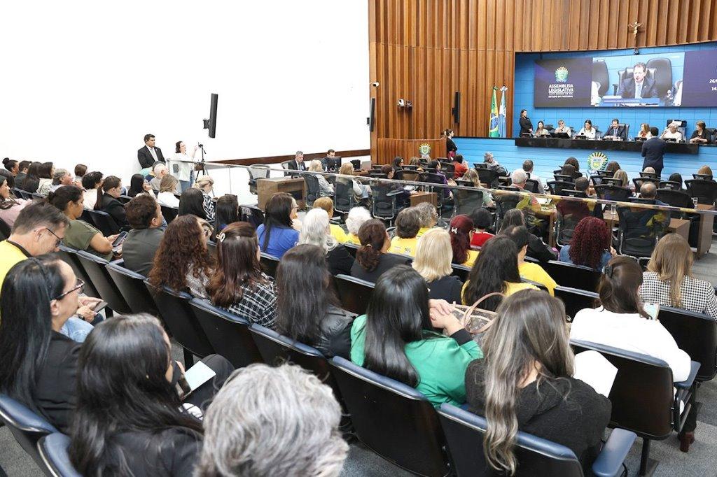 Com plenário lotado, seminário troca experiências no país na proteção dos idosos. Com plenário lotado, seminário troca experiências no país na proteção dos idosos.