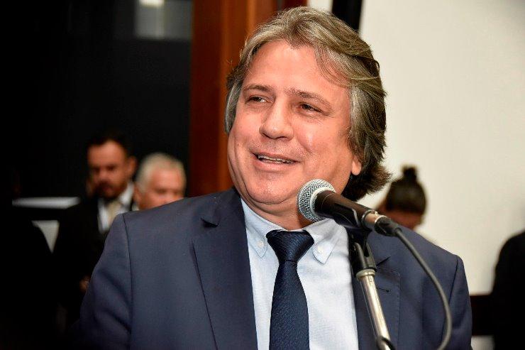 Em Brasília, o Deputado Caravina diz que fica no PSDB se for mantido apoio à reeleição do Governador Eduardo Riedel. Em Brasília, o Deputado Caravina diz que fica no PSDB se for mantido apoio à reeleição do Governador Eduardo Riedel.